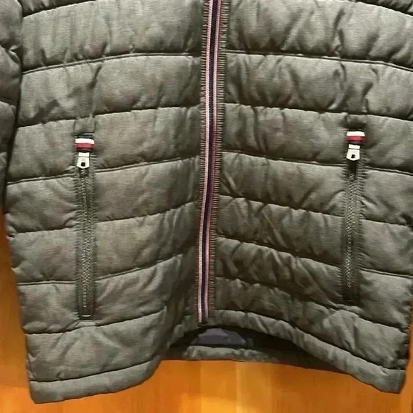 Tommy Hilfiger puffer. Size small. - Picture 2 of 9